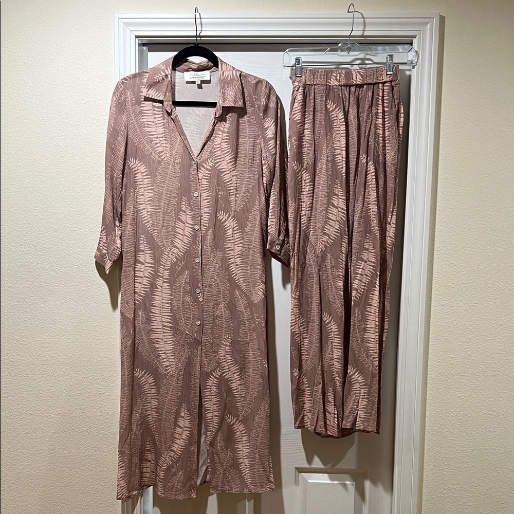 Hawaiian Leaf Patterned Women's top and matching pants with pockets. Flowy.